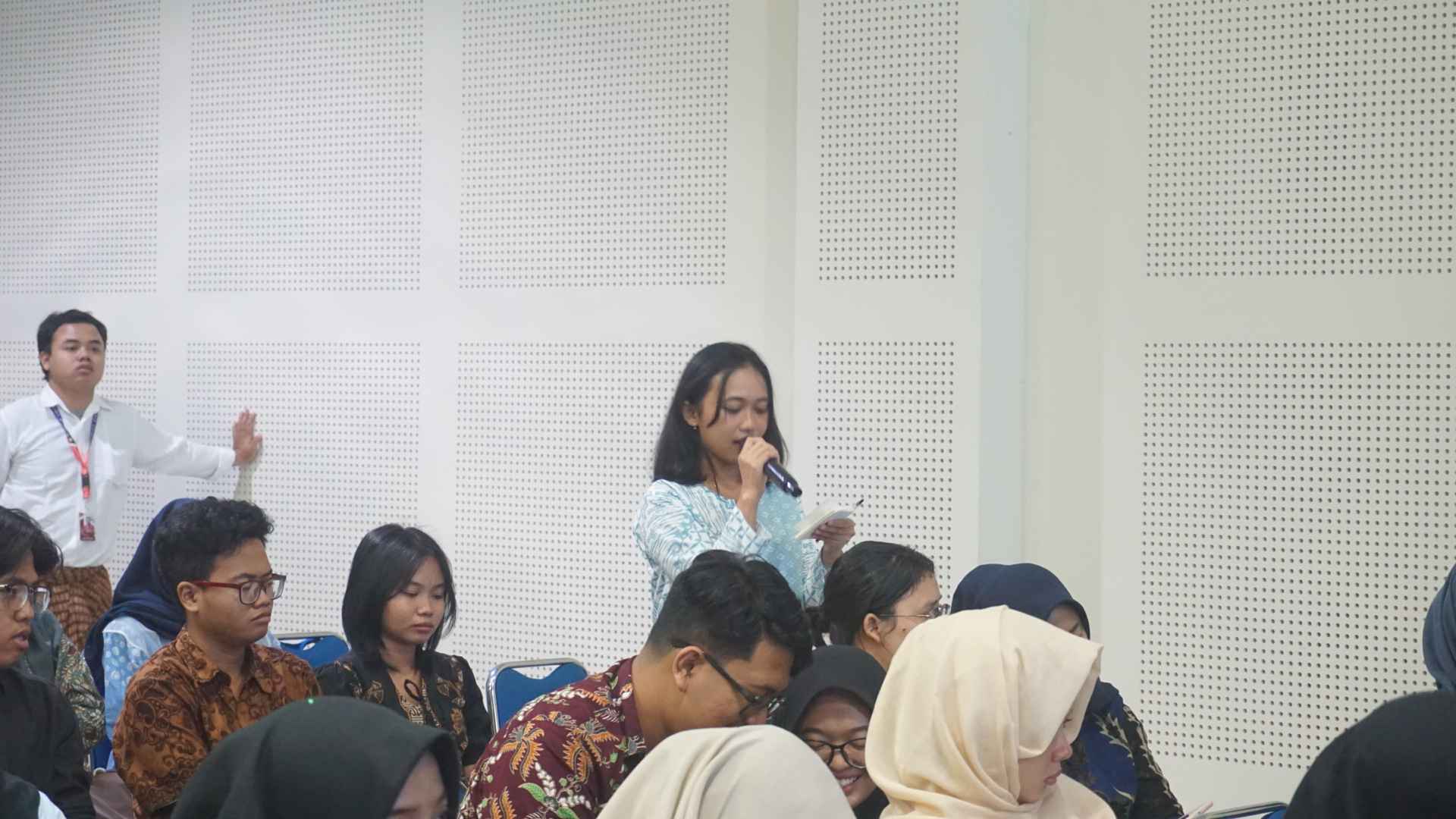 Sesi tanya jawab pemateri kedua